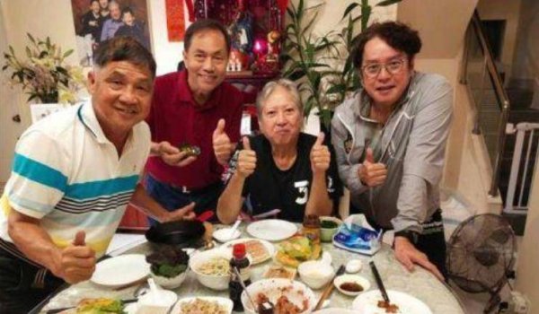 imtoken安卓版下载app 洪金宝晚年生活揭秘：从功夫巨星到拄拐买菜，身体状态大不如前